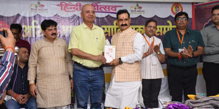 अखिल भारतीय साहित्यकार सम्मेलन: नरोत्तम मिश्रा बोले– साहित्यकार ही समाज का मार्गदर्शक, दिनेश प्रभात को मिला भाषा भूषण सम्मान