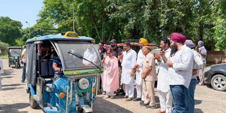 पर्यावरण की सुरक्षा और रोज़गार की ओर बड़ा कदम: मान सरकार ने ज़रूरतमंदों में बांटे ई-रिक्शा