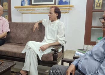 प्रयागराज में सजी कविता-ग़ज़ल की अनोखी महफ़िल, हरेन्द्र प्रताप की ‘बाढ़’ कविता और अनवर अब्बास की ग़ज़ल ने बाँधा समां