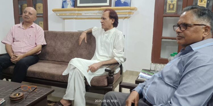 प्रयागराज में सजी कविता-ग़ज़ल की अनोखी महफ़िल, हरेन्द्र प्रताप की ‘बाढ़’ कविता और अनवर अब्बास की ग़ज़ल ने बाँधा समां