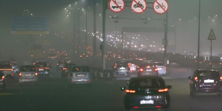 Delhi AQI Alert: दिवाली से पहले दिल्ली की हवा फिर ज़हरीली! AQI 200 के पार, GRAP Stage-1 लागू