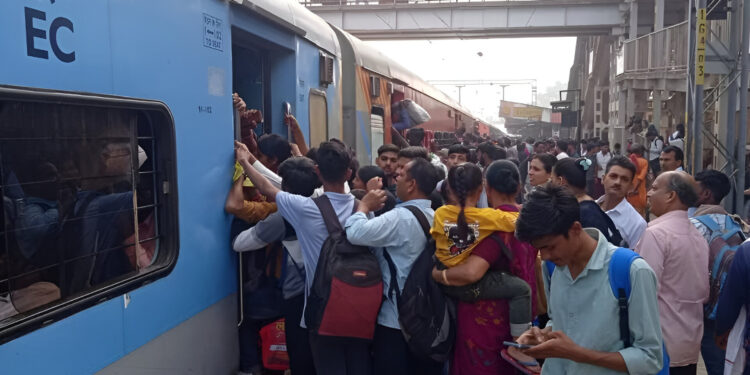 अमानवीय ट्रेन यात्रा पर सियासी हल्ला: छठ से पहले बिहारियों की बेबसी और केंद्र की नाकामी