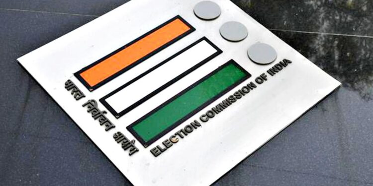 West Bengal BLO Notice: निर्वाचन आयोग ने 1000 बूथ अधिकारियों को कारण बताओ नोटिस भेजा, लापरवाही और ड्यूटी से बचने के आरोप