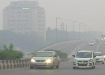 दिल्ली Weather Update: सुबह की हल्की धुंध, AQI 279 पर स्थिर; नवंबर में बढ़ेगी ठंड और प्रदूषण