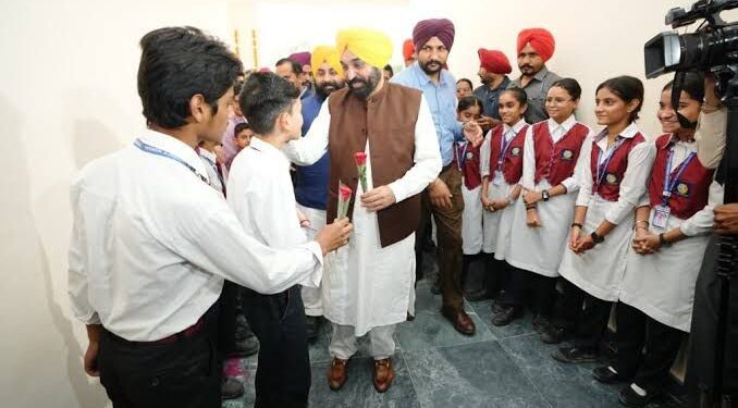 पंजाब के ‘स्कूल ऑफ एमिनेंस’ से शिक्षा में क्रांति, 231 करोड़ के निवेश और मुफ्त NEET-JEE कोचिंग से बदले सरकारी स्कूलों के मायने