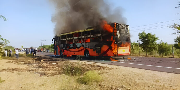 जैसलमेर में दिल दहला देने वाला हादसा! चलते बस में लगी भीषण आग, 20 लोगों की मौत — पीएम मोदी ने किया मुआवज़े का ऐलान