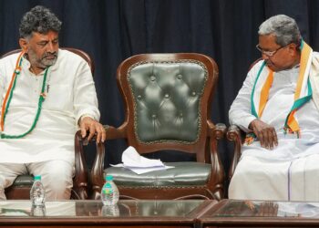  कर्नाटक में CM कुर्सी पर खींचतान तेज, DK शिवकुमार गुट ने खरगे से की मांग