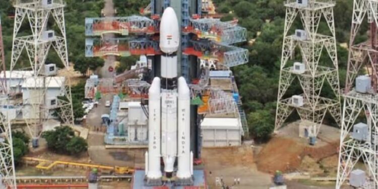 ISRO का ‘बाहुबली’ रॉकेट फिर गरजा आसमान में! भारतीय नौसेना के लिए सबसे भारी CMS-03 सैटेलाइट लॉन्च