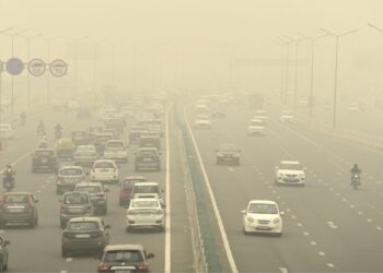 Delhi Air Pollution: ग्रैप-3 के बीच सरकार की बड़ी सख्ती, प्राइवेट दफ्तरों में 50% स्टाफ पर रोक, WFH लागू