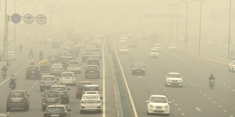 Delhi Air Pollution: ग्रैप-3 के बीच सरकार की बड़ी सख्ती, प्राइवेट दफ्तरों में 50% स्टाफ पर रोक, WFH लागू