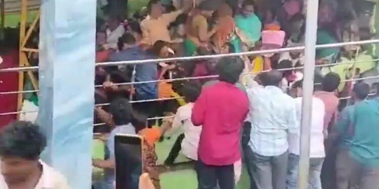 KashiBugga Temple Stampede: आंध्र प्रदेश के श्रीकाकुलम में भगदड़, 10 श्रद्धालुओं की मौत, कार्तिक एकादशी पर मचा हड़कंप