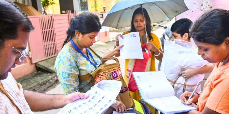 Voter List Fraud: बंगाल में वोटर लिस्ट में बड़ा फर्जीवाड़ा, एक ही महिला 44 जगहों पर वोटर