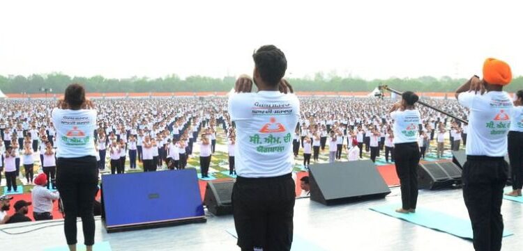 ‘सीएम दी योगशाला’ ने रचा इतिहास: पंजाब में 2 लाख लोग रोज़ कर रहे मुफ़्त योग, 4,500+ कक्षाएं और 2,600 युवाओं को रोजगार