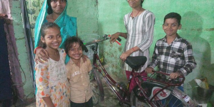 मुजफ्फरपुर की कीर्ति को मिली साइकिल, सोशल मीडिया से जुड़ी इंसानियत की ये मिसाल दिल छू लेगी