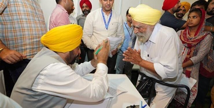 बुज़ुर्गों की दफ़्तर जाने की परेशानी अब खत्म! मान सरकार ने लॉन्च किया ‘सेवा पोर्टल’, 3.15 लाख बुज़ुर्गों को अब घर बैठे मिलेगा पेंशन