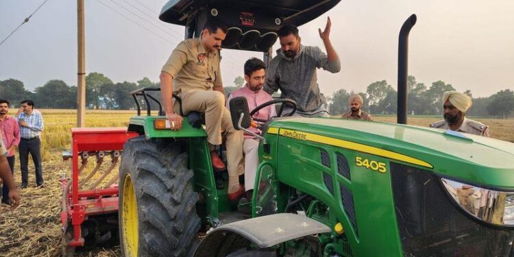 मोगा बना बदलाव की मिसाल — SSP और DC खुद उतरे खेतों में, मान सरकार की पहल से पराली प्रबंधन में आई क्रांति