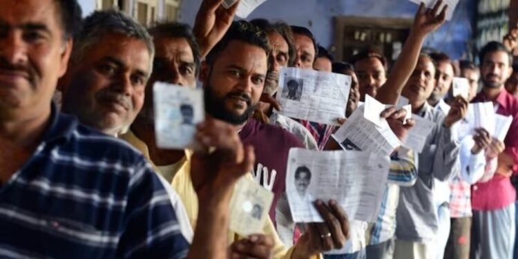 लोकतंत्र की कसौटी और चुनाव आयोग की वैश्विक तुलना