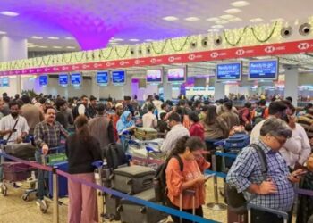 यात्रियों के लिए अलर्ट! फ्लाइट लेट या कैंसिल होने पर क्या करें? जानिए अपने कानूनी अधिकार