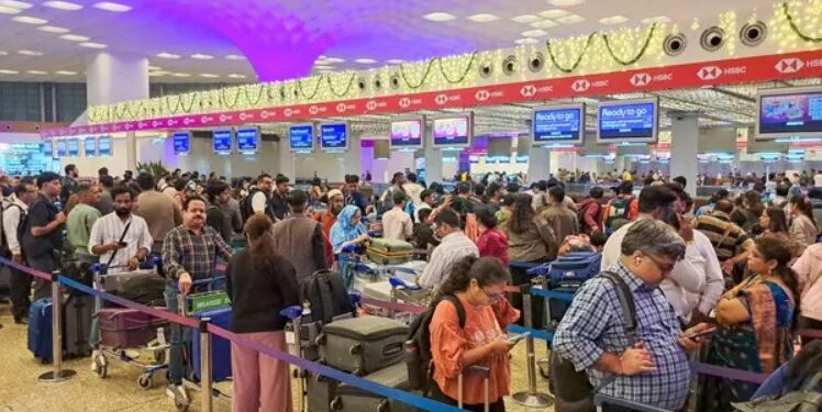 यात्रियों के लिए अलर्ट! फ्लाइट लेट या कैंसिल होने पर क्या करें? जानिए अपने कानूनी अधिकार