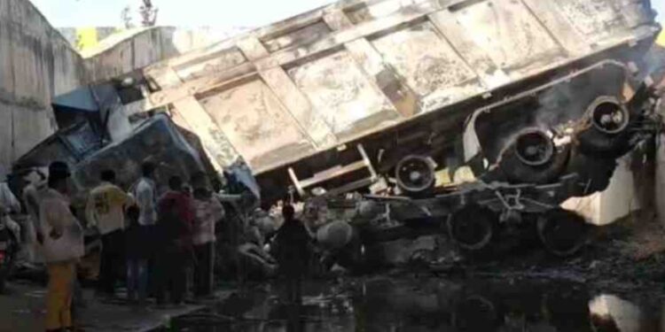 Haryana News: नूंह में भीषण हादसा, तेज रफ्तार डंपर एक्सप्रेसवे की पुलिया से टकराया, दो की मौत