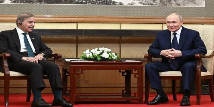 Shahbaz Sharif–Putin Meeting: 40 मिनट का इंतजार बना मुद्दा, फोरम में असहज स्थिति में दिखे पाक PM