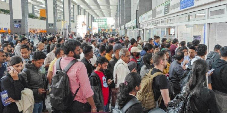 Indigo Crisis: सैकड़ों फ्लाइट्स रद्द, 800% तक बढ़ा हवाई किराया, घरेलू टिकट लंदन–पेरिस से भी महंगे