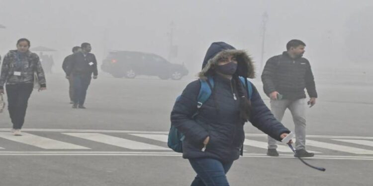 Weather Update: दिल्ली में कोहरे की चादर, लेकिन कड़ाके की ठंड नदारद; IMD ने बताई वजह