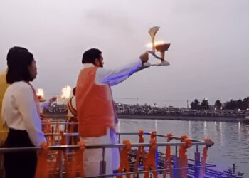 कुरुक्षेत्र में CM नायब सैनी ने किया दीपदान, ब्रह्मसरोवर आरती में हुए शामिल—अंतर्राष्ट्रीय गीता जयंती महोत्सव का समापन