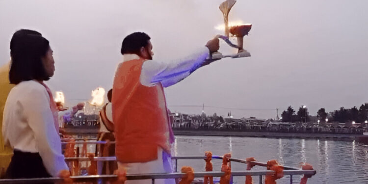 कुरुक्षेत्र में CM नायब सैनी ने किया दीपदान, ब्रह्मसरोवर आरती में हुए शामिल—अंतर्राष्ट्रीय गीता जयंती महोत्सव का समापन
