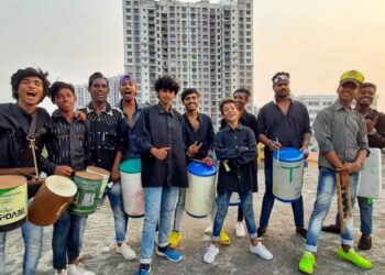 प्लास्टिक बोतल, टीन के डिब्बे और जादुई धुनें— संजय मन्डल की टीम ने कर दिखाया नामुमकिन मुमकिन