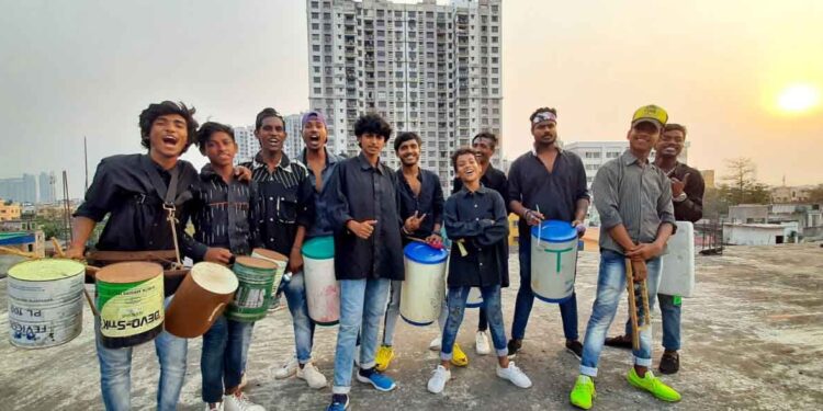 प्लास्टिक बोतल, टीन के डिब्बे और जादुई धुनें— संजय मन्डल की टीम ने कर दिखाया नामुमकिन मुमकिन