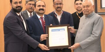 मुख्यमंत्री को अंतर्राष्ट्रीय गुणवत्ता मानक ISO 9001:2015 प्रमाणन का प्रमाण-पत्र भेंट किया गया