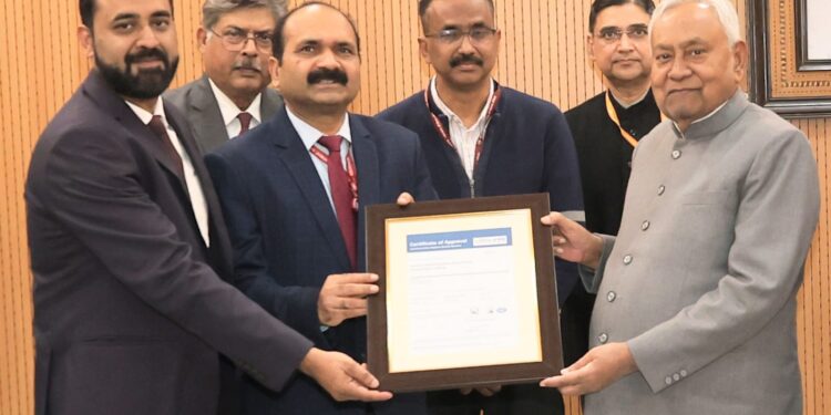 मुख्यमंत्री को अंतर्राष्ट्रीय गुणवत्ता मानक ISO 9001:2015 प्रमाणन का प्रमाण-पत्र भेंट किया गया