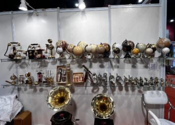 प्यार हुआ, इक़रार हुआ है! प्यार से फिर क्यों डरता है दिल!……