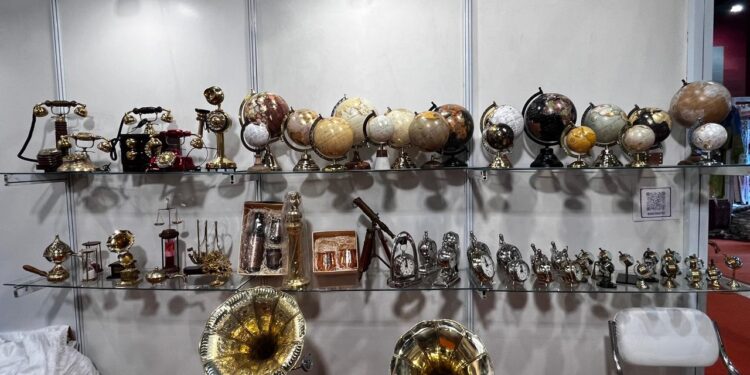 प्यार हुआ, इक़रार हुआ है! प्यार से फिर क्यों डरता है दिल!……