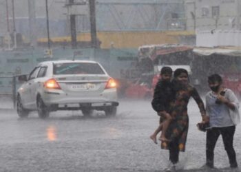 IMD Rain Alert: दिल्ली-NCR समेत 5 राज्यों में बारिश की संभावना, कोहरे से नहीं मिली राहत