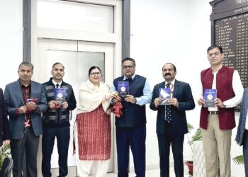 अनुशासनात्मक कार्रवाई पर संक्षिप्त मार्गदर्शिका पुस्तक का विमोचन