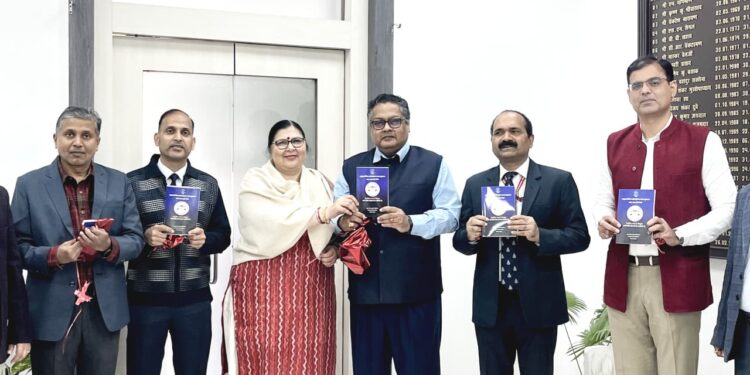 अनुशासनात्मक कार्रवाई पर संक्षिप्त मार्गदर्शिका पुस्तक का विमोचन