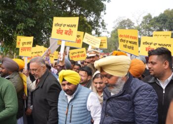 दलित और मेहनतकश का मजाक उड़ाने पर कांग्रेस के खिलाफ बैंड-बाजा लेकर “आप” का जोरदार प्रदर्शन