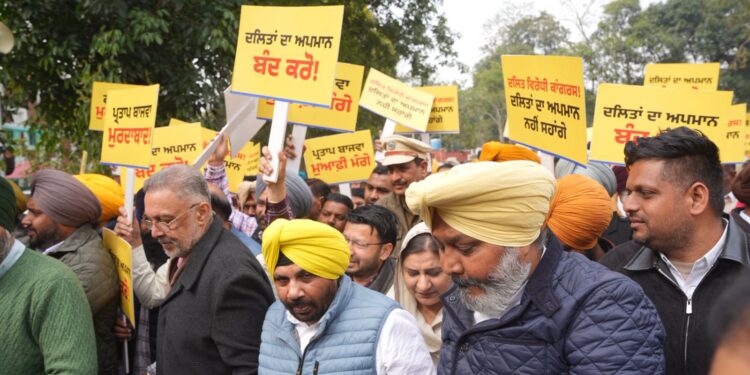 दलित और मेहनतकश का मजाक उड़ाने पर कांग्रेस के खिलाफ बैंड-बाजा लेकर “आप” का जोरदार प्रदर्शन