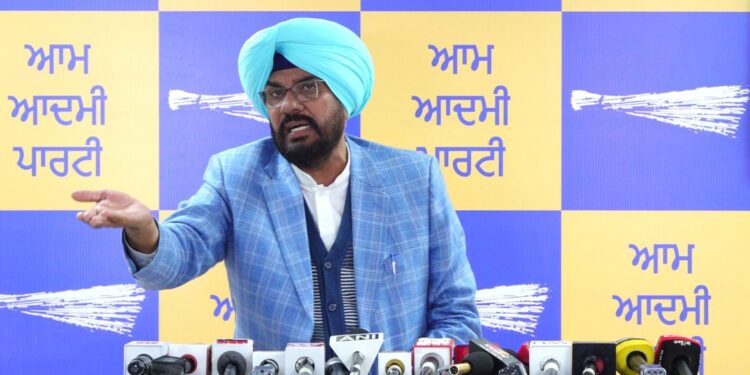 नशा तस्करों के सियासी सरपरस्तों के साथ राज्यपाल की यात्रा महज दिखावा: कुलदीप धालीवाल