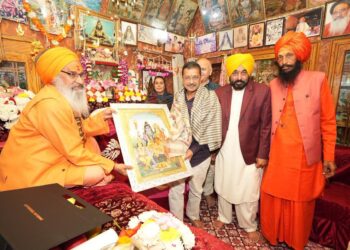 महा शिवरात्रि के मौके पर अरविंद केजरीवाल और भगवंत सिंह मान ने श्री रणकेशवर महादेव मंदिर में माथा टेका, पंजाब की शांति और खुशहाली के लिए की प्रार्थना