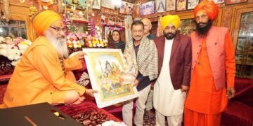 महा शिवरात्रि के मौके पर अरविंद केजरीवाल और भगवंत सिंह मान ने श्री रणकेशवर महादेव मंदिर में माथा टेका, पंजाब की शांति और खुशहाली के लिए की प्रार्थना