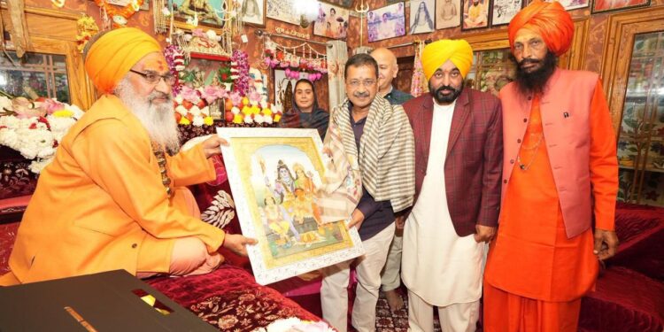 महा शिवरात्रि के मौके पर अरविंद केजरीवाल और भगवंत सिंह मान ने श्री रणकेशवर महादेव मंदिर में माथा टेका, पंजाब की शांति और खुशहाली के लिए की प्रार्थना