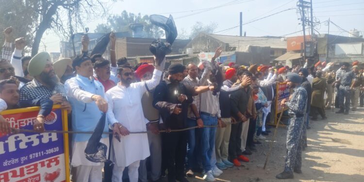 आप नेताओं ने अमृतसर में हरियाणा के मुख्यमंत्री नायब सिंह सैनी को दिखाए काले झंडे