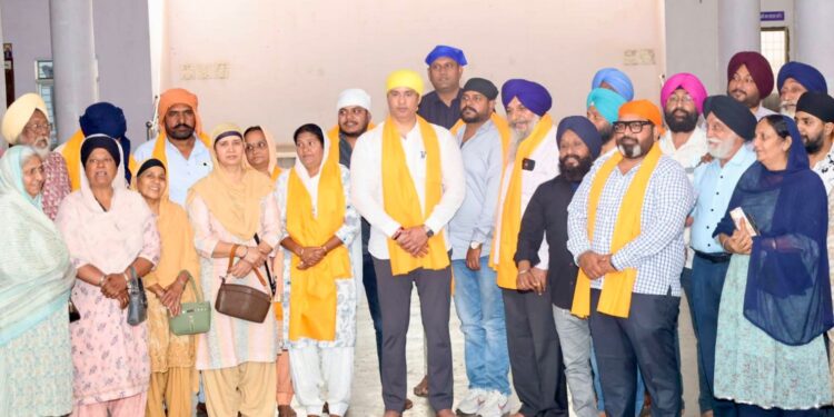 सिख युवा सेवा समिति भिलाई के अध्यक्ष इंद्रजीत सिंह छोटू (बीच में) और छत्तीसगढ़ सिख पंचायत के अध्यक्ष जसवीर सिंह चहल के साथ सिख धर्म में घर लौटने वाले लोग।