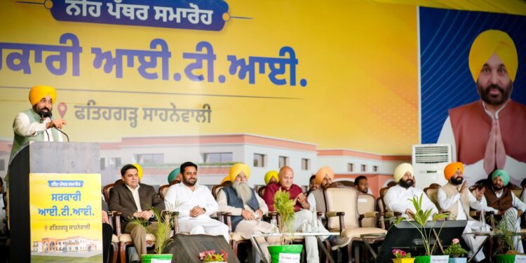 अकाली और कांग्रेस सरकारों ने पंजाब के बच्चों को जानबूझकर अनपढ़ रखा: भगवंत मान