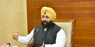 चॉकबोर्ड से स्मार्ट क्लासरूम तक: भगवंत मान सरकार पंजाब के सरकारी स्कूलों में लाई डिजिटल क्रांति