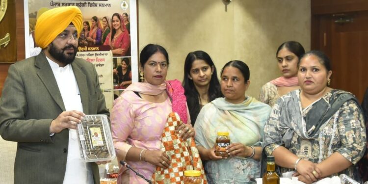 भगवंत मान सरकार द्वारा 18 मार्च को पूरे राज्य में 14,100 महिला उद्यमियों को सम्मानित किया जाएगा: तरुणप्रीत सिंह सौंद