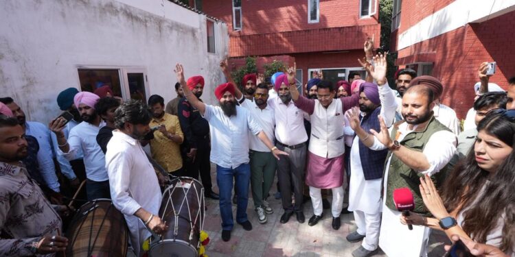 आप पंजाब ने अरविंद केजरीवाल और आप नेताओं के हक में अदालत के फैसले का चंडीगढ़ में मनाया जश्न